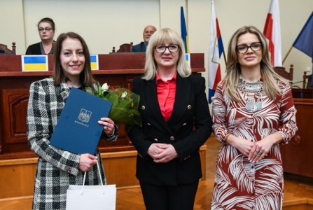 dr K. Grudlewska-Buda w obecności Przewodniczącej Rady Miasta oraz zastępcy prezydenta. Kliknij, aby powiększyć zdjęcie.